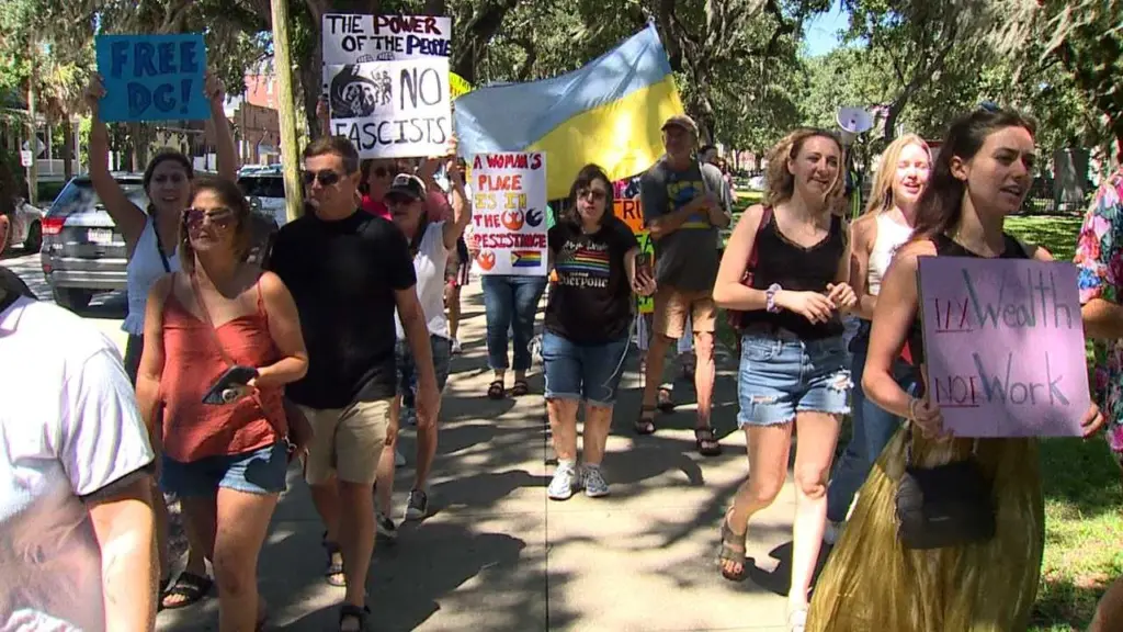 Hundreds rally in Savannah on Labor Day for workers’ rights