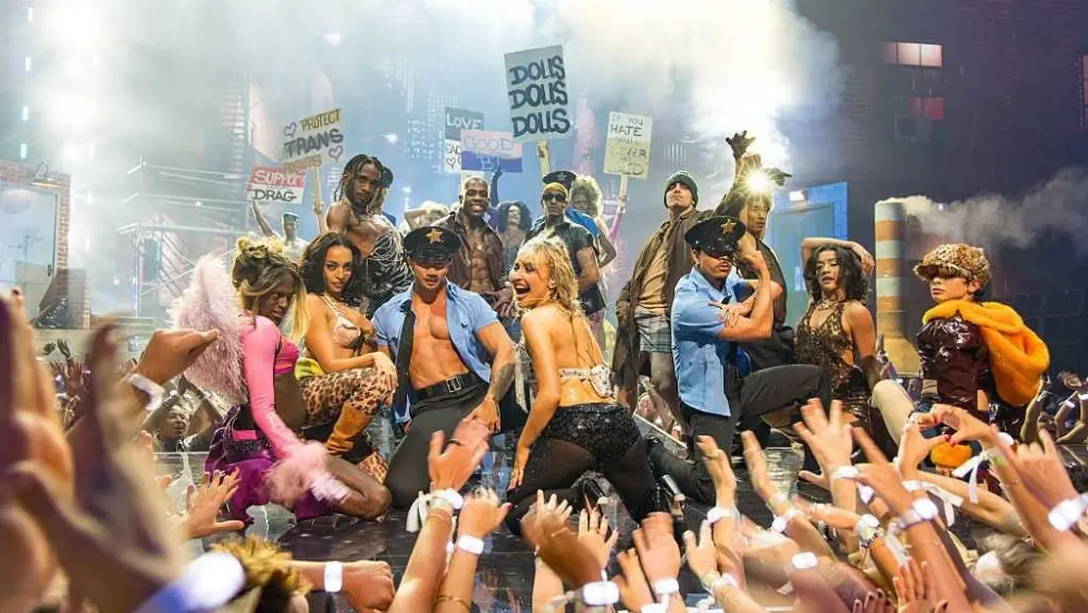 Sabrina Carpenter incorporated some protest into her MTV VMA performance
