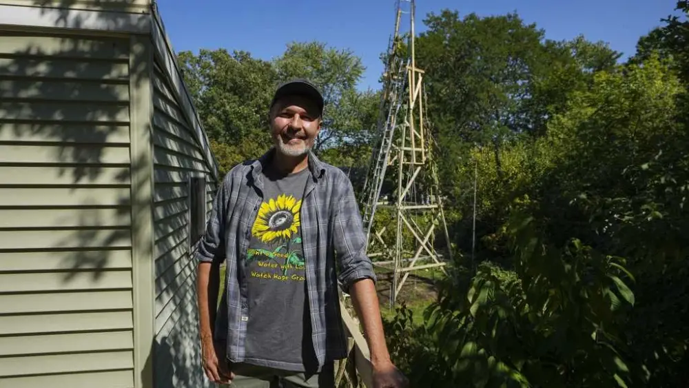 The world's tallest sunflower blooms in an Indiana backyard as a tribute to Ukraine