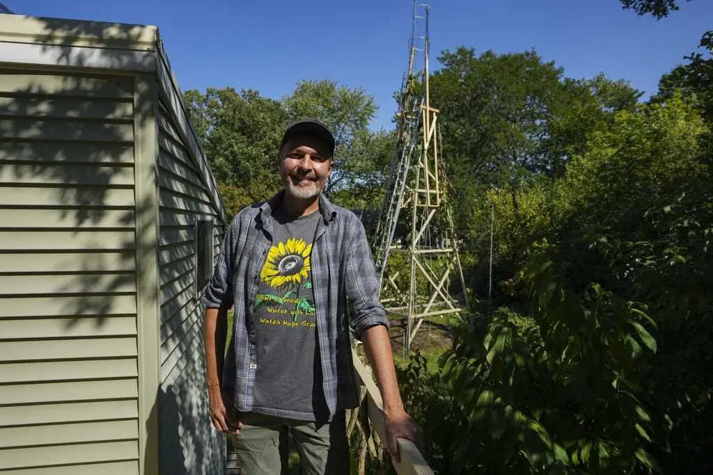 The world's tallest sunflower blooms in an Indiana backyard as a tribute to Ukraine