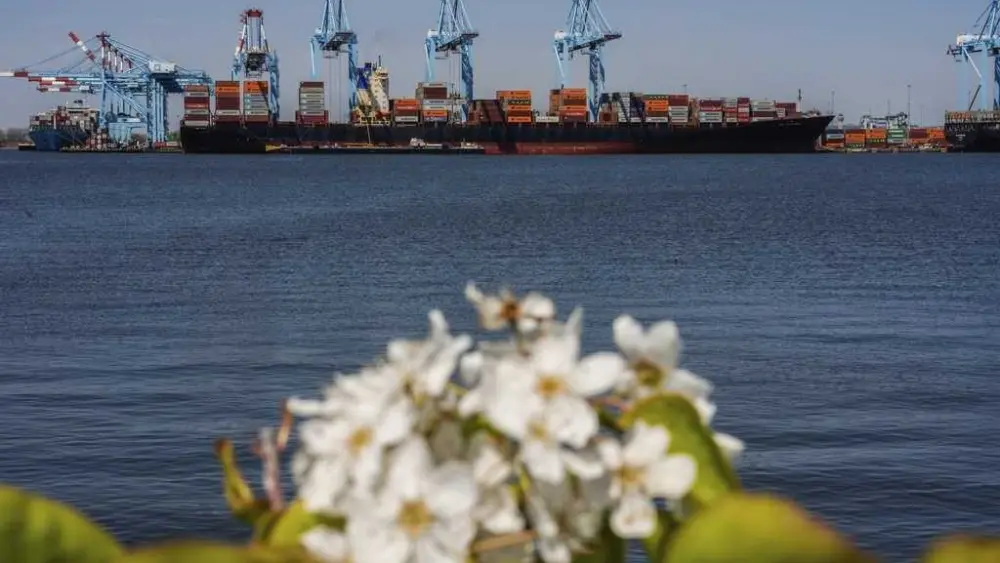 Shipping companies support a first-ever global fee on greenhouse gases, opposed by Trump officials