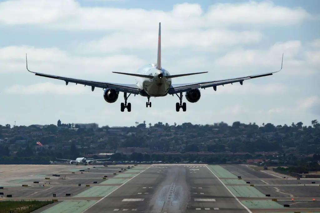 Older pilots should be allowed to keep flying passenger planes, Senate committee chair says
