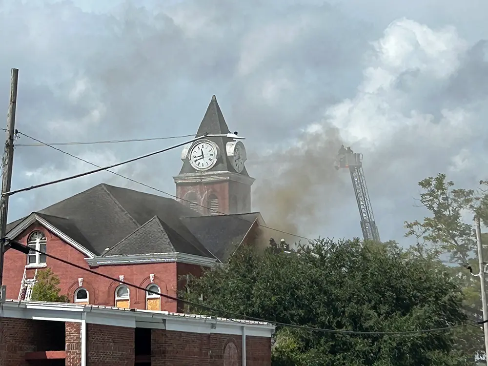 Crews respond to fire at Wayne County Courthouse