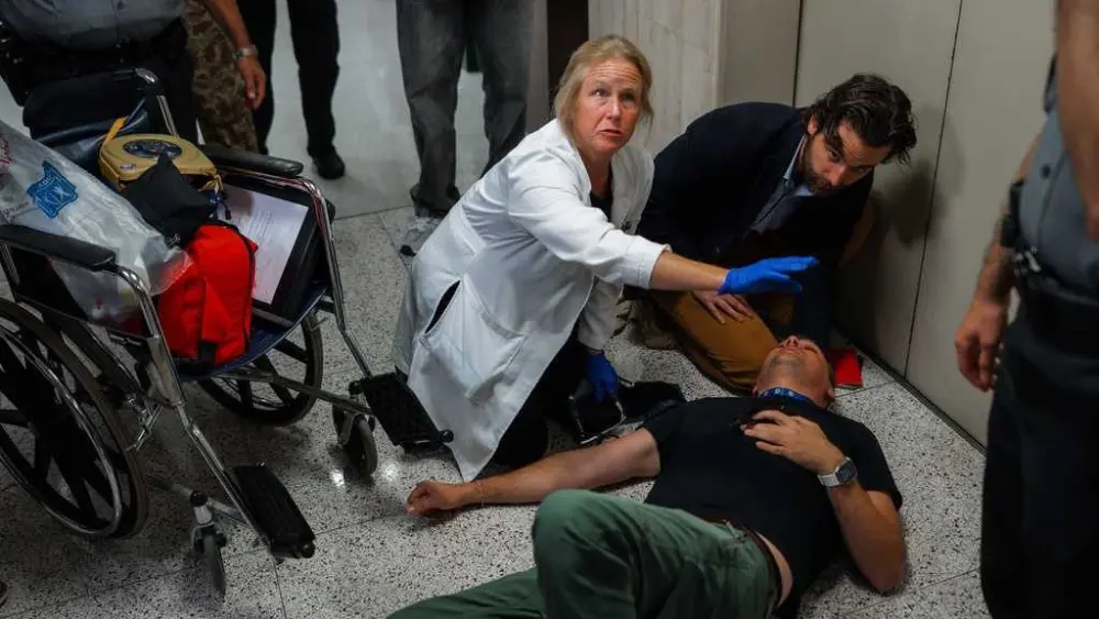 Federal agents grab and shove journalists outside NYC immigration court, sending one to hospital