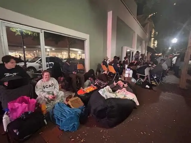 HOT TICKET : SCAD Savannah students camp out for Film Festival tickets