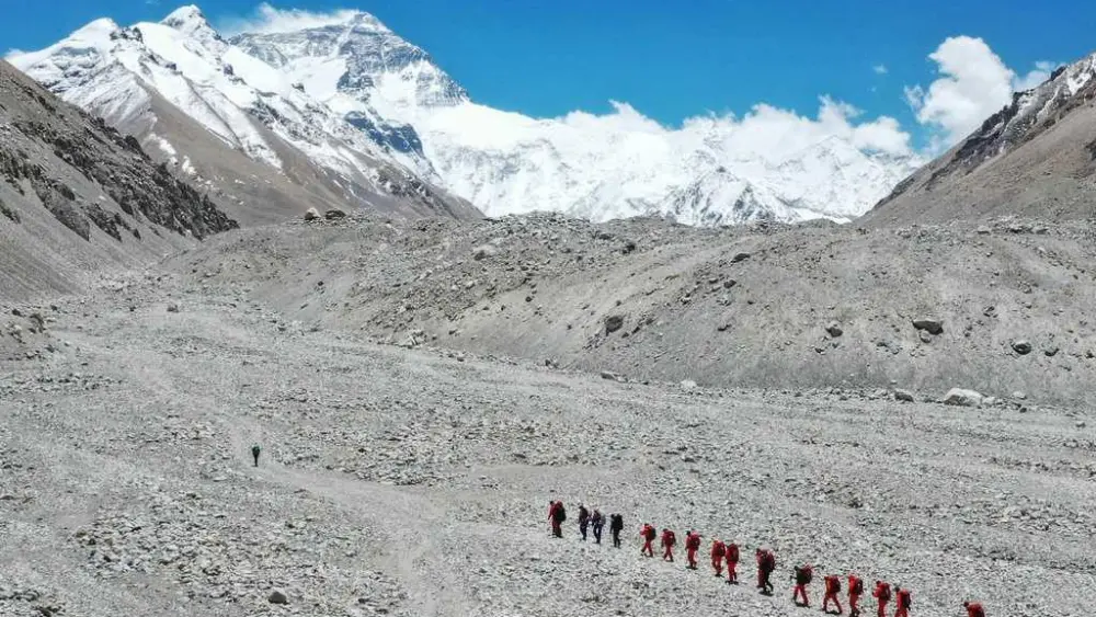 Snowstorm traps hundreds of hikers on Mount Everest