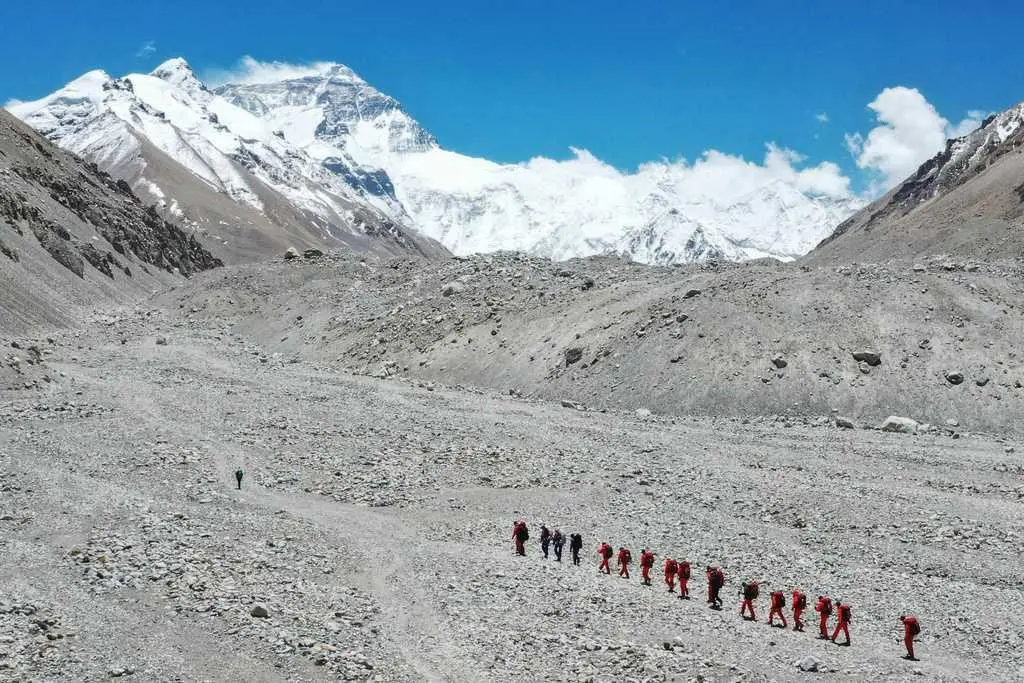 Snowstorm traps hundreds of hikers on Mount Everest