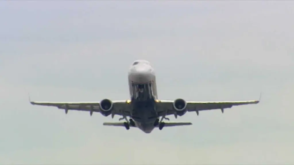 Government shutdown causes flight delays as air traffic controllers work without pay