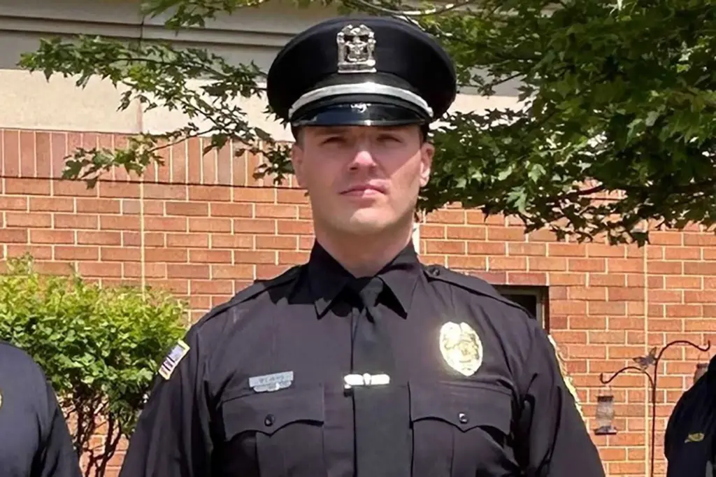 ICE arrests police officer in Chicago suburb and accuses him of being in US illegally