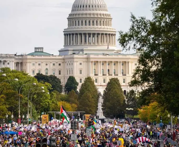 Hundreds of thousands gather in Washington DC for 'No Kings' protest against Trump