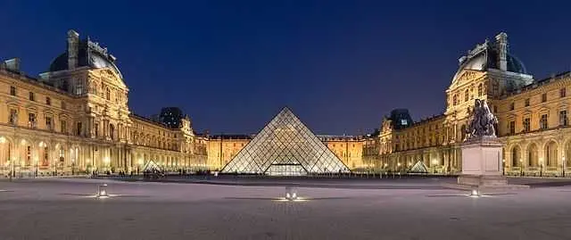 Louvre Museum closes after theft