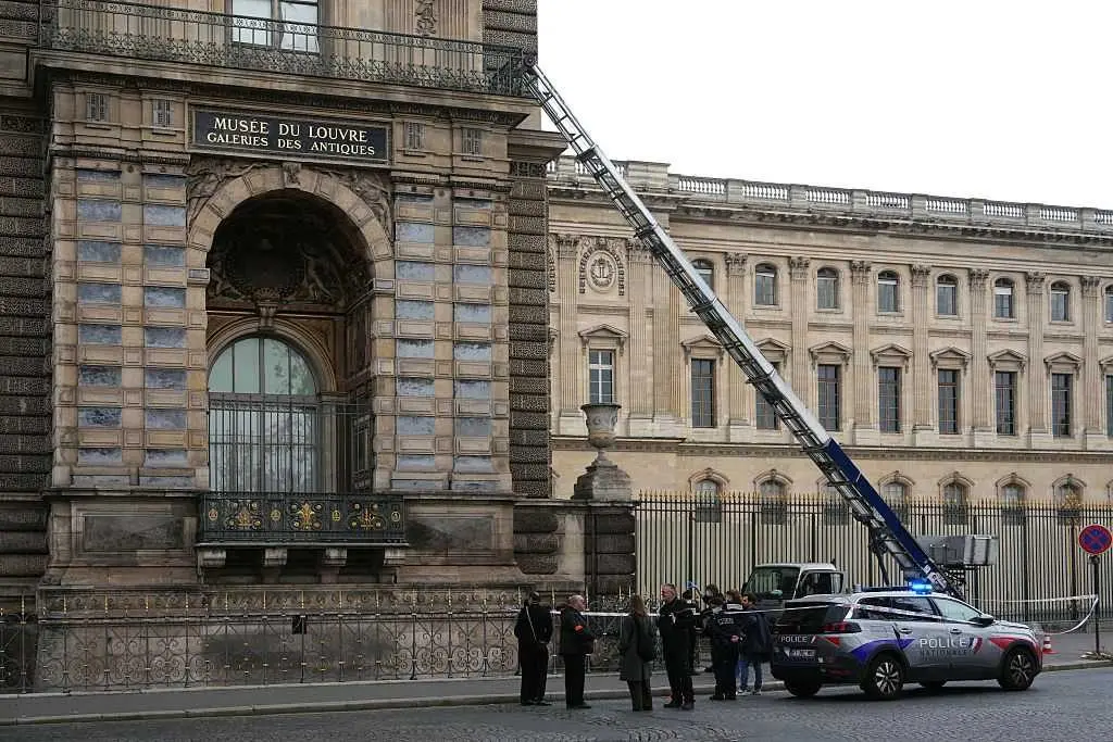Thieves steal 'priceless' jewelry at The Louvre. Here's a look at other notable museum heists.
