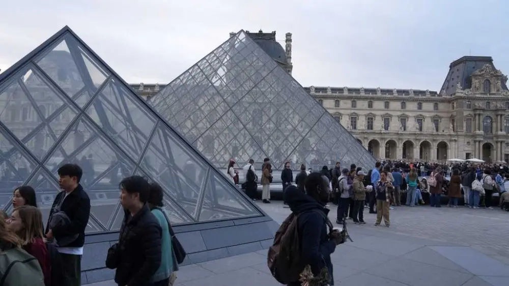 Louvre reopens 3 days after $102 million jewel heist