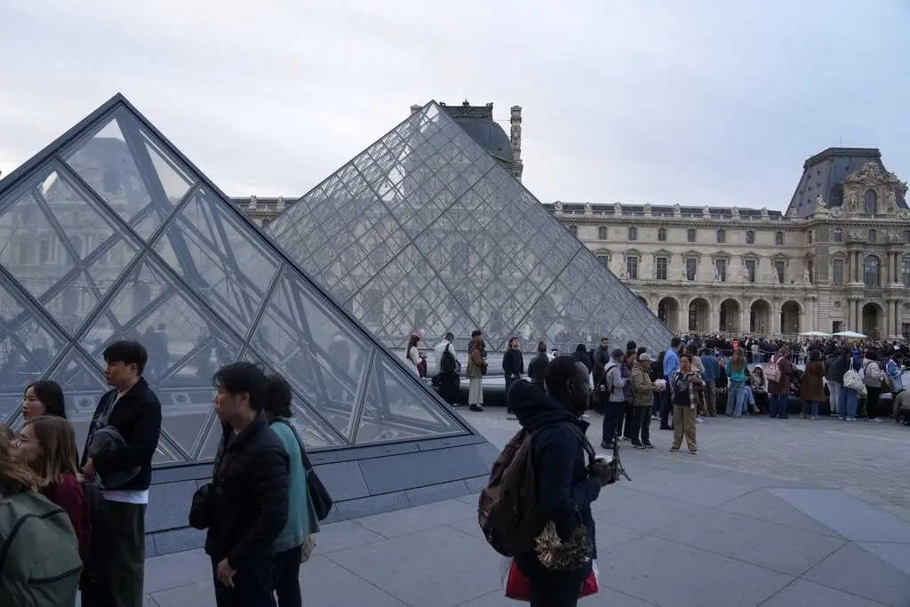 Louvre reopens 3 days after $102 million jewel heist