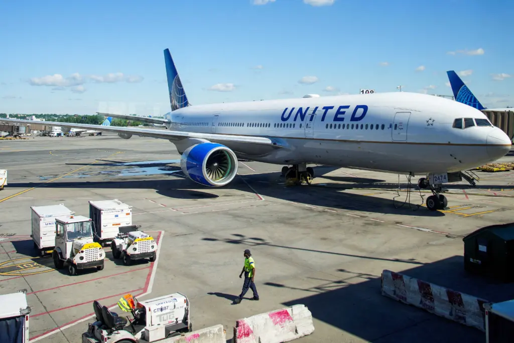 United flight’s cockpit window may have been struck by weather balloon, company says