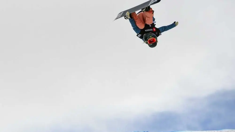 How do Olympic snowboarders and skiers practice complex tricks? This airbag mimics a snowy hill