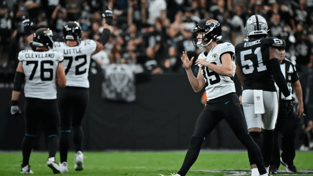 Trevor Lawrence scores in OT and Jags’ DaVon Hamilton denies Raiders’ 2-point try for 30-29 win