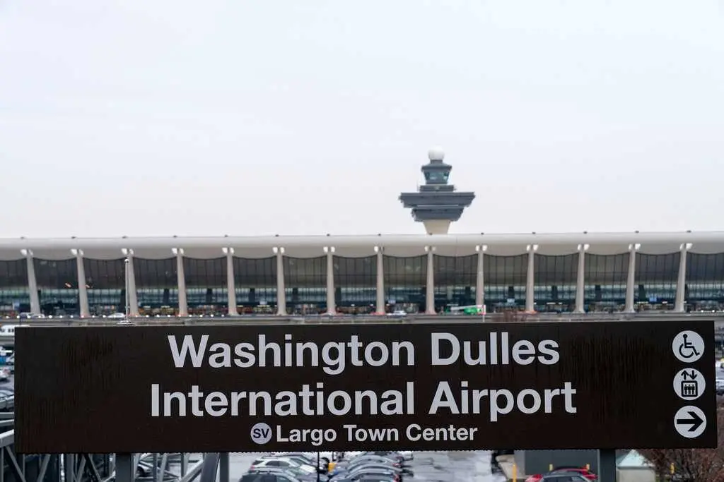 18 people sent to the hospital after mobile lounge crashes at Washington D.C.-area airport