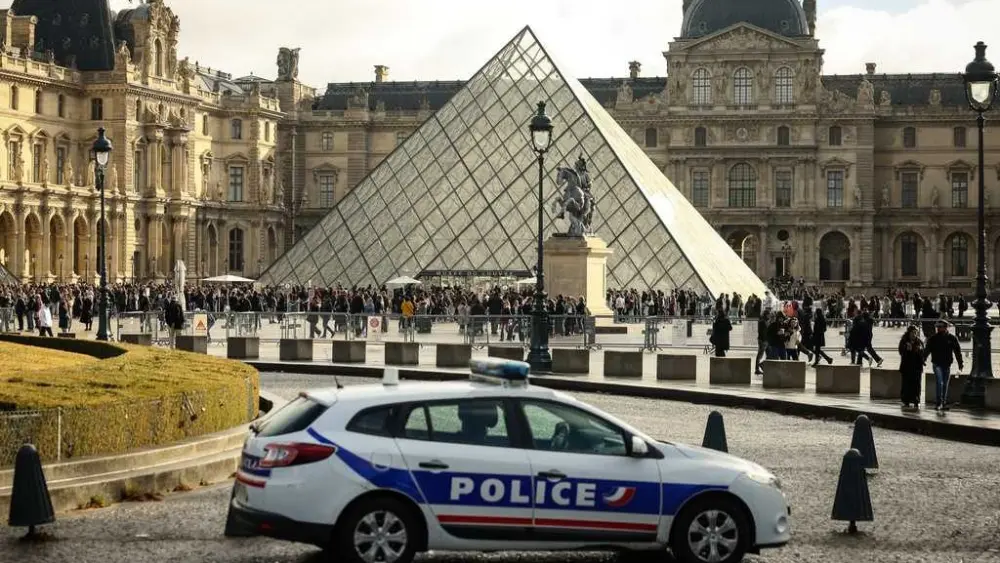 Paris prosecutor reports 4 more arrests in connection with Louvre jewel heist