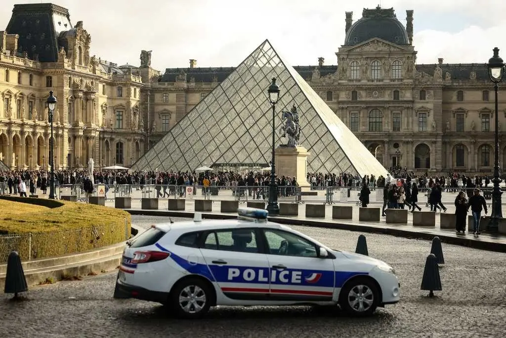 Paris prosecutor reports 4 more arrests in connection with Louvre jewel heist