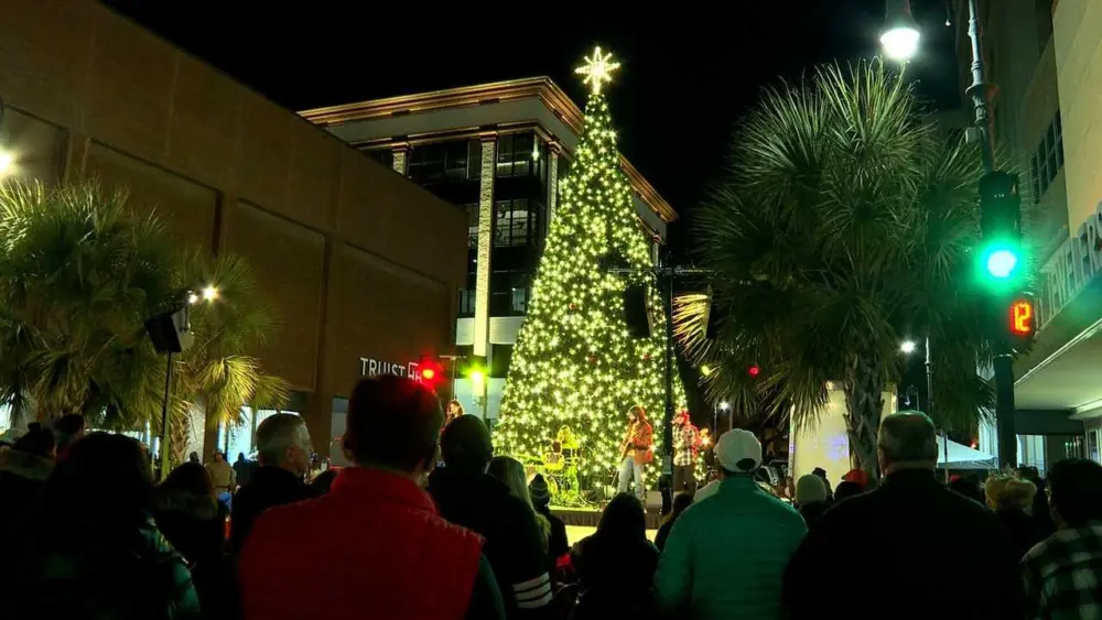 Savannah lights up Broughton Street for 2025 Christmas tree lighting