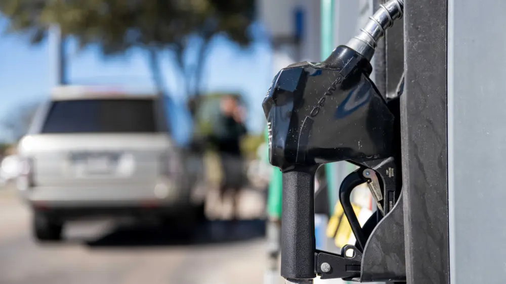 National gas price average falls below $3 a gallon for first time since May 2021