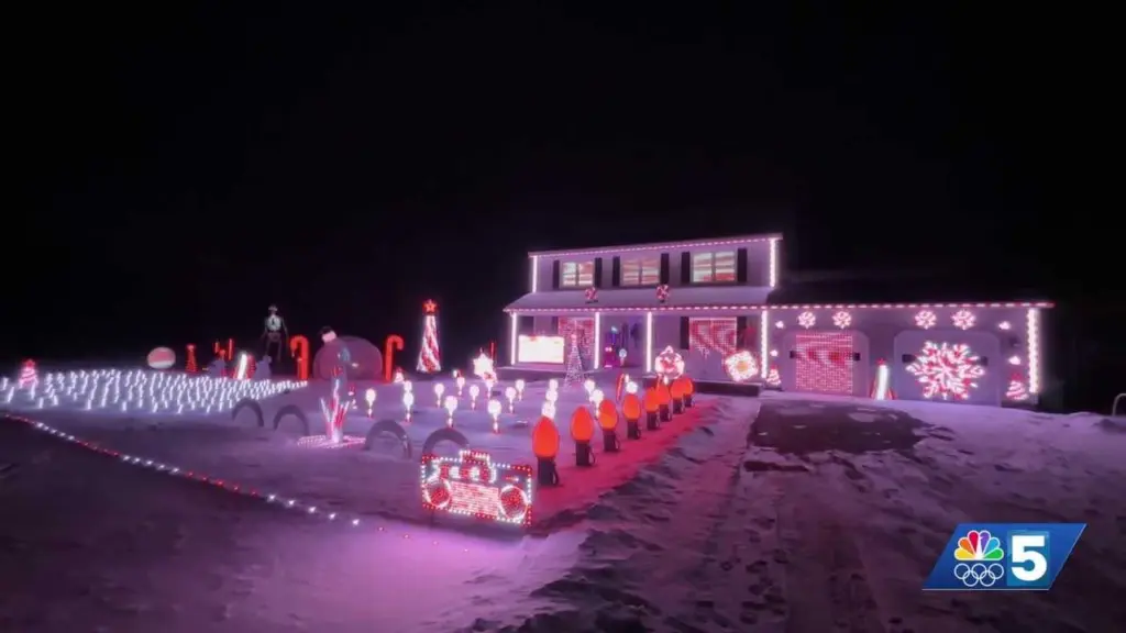 News We Love: Family decorates home with 25,000 Christmas lights