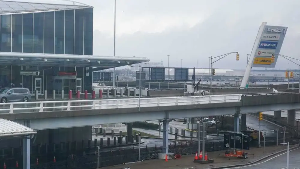 Customs officer at JFK airport fires his gun during a freeway fight