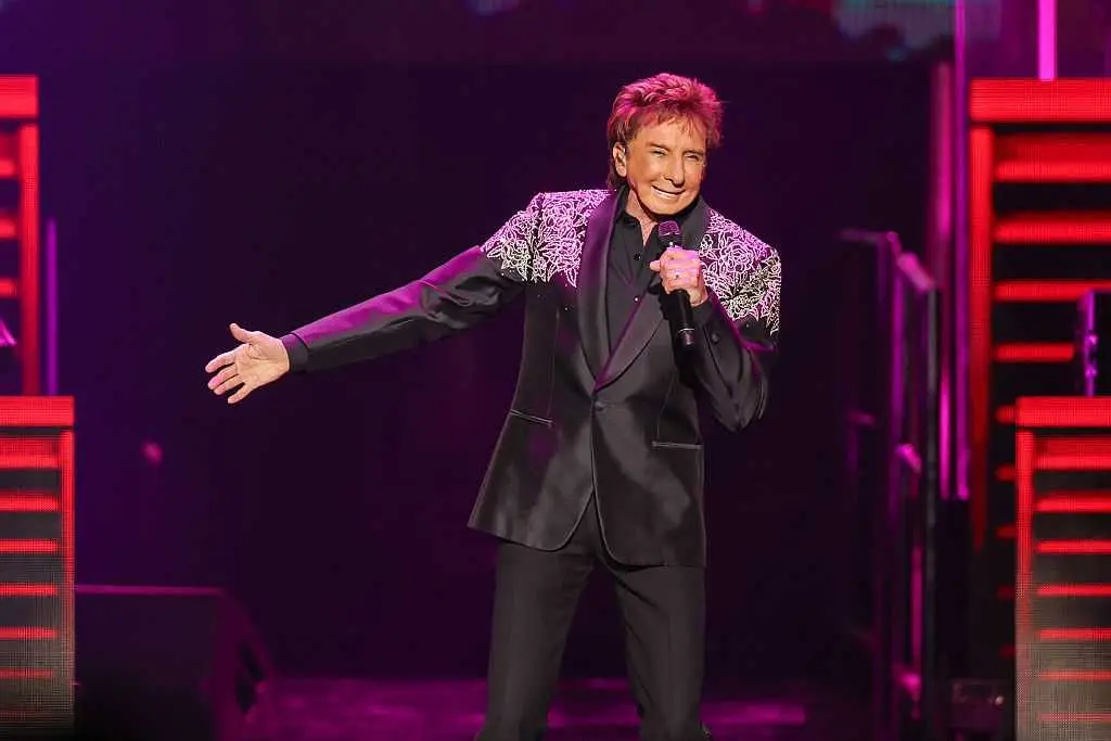 Barry Manilow reveals lung cancer diagnosis, reschedules shows for surgery