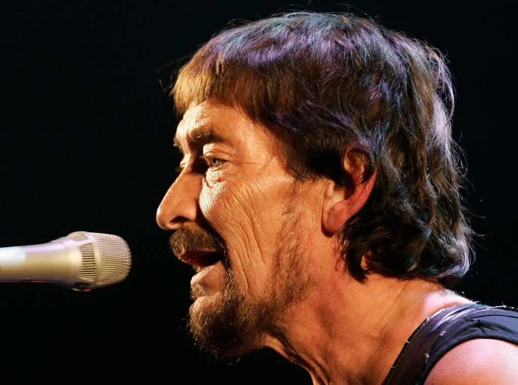 Singer-songwriter Chris Rea, known for 'Driving Home for Christmas,' dies at 74