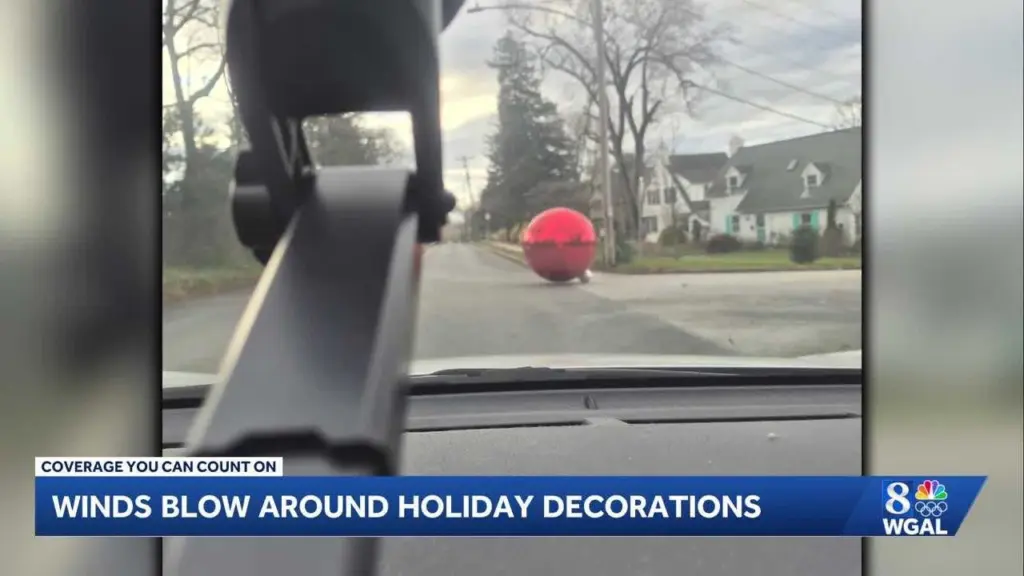Ornament on the run | Wind causes giant inflatable to roll towards cars 
