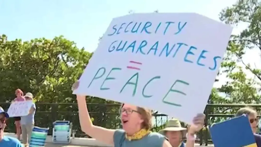 Supporters rally outside Mar-a-Lago during Trump–Zelenskyy meeting