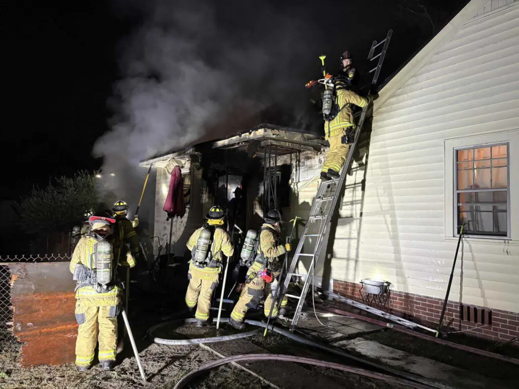 Savannah Fire responds to overnight duplex fire on E. Gwinnett Street