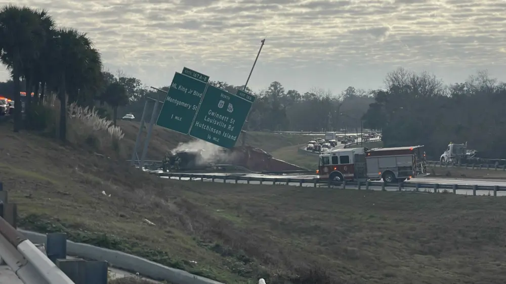 Crash shuts down lanes I-16 in Savannah, damages road signs