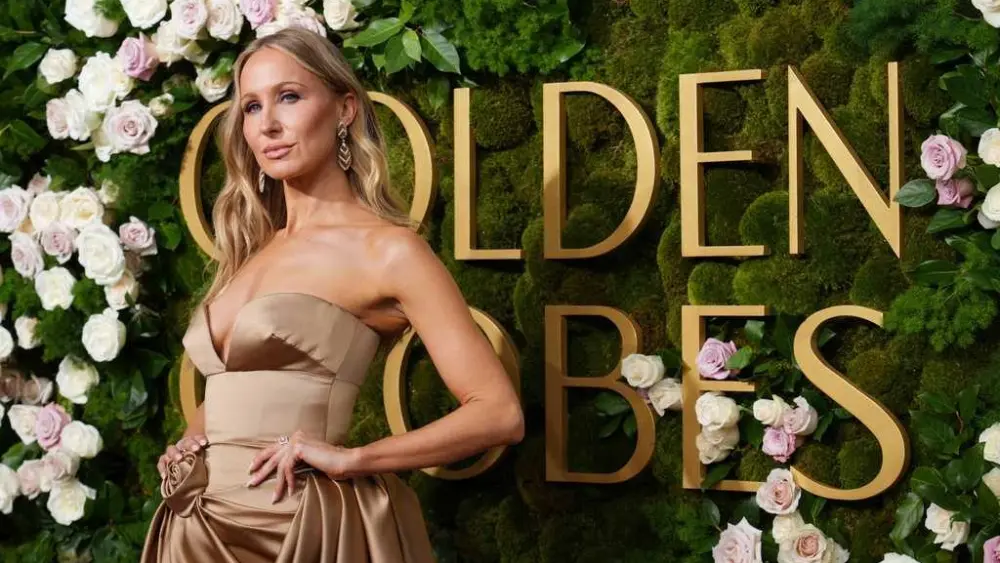 Golden Globes host Nikki Glaser struggles with Julia Roberts and Venezuela while building monologue