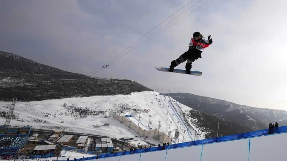 2-time Olympic champion Chloe Kim injures shoulder, 'trying to stay optimistic' for Italy