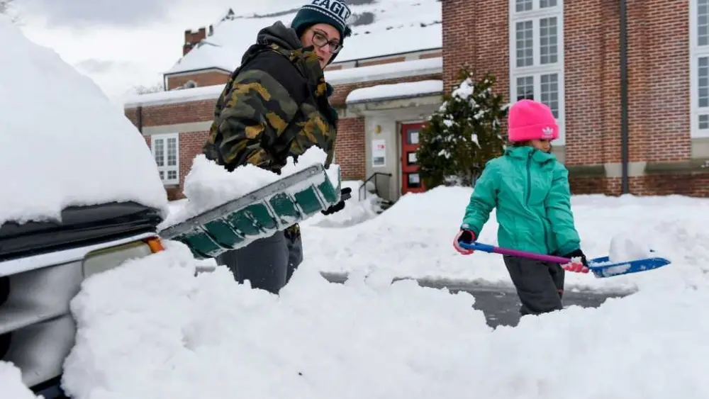 Here's what to keep in your car during winter weather