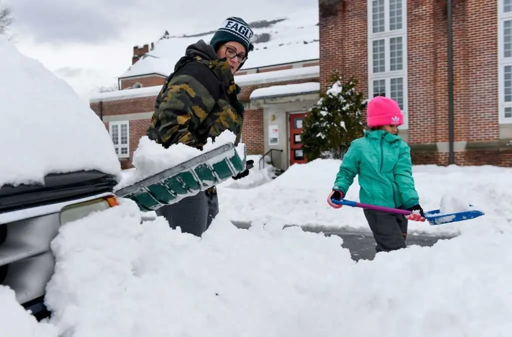 Here's what to keep in your car during winter weather
