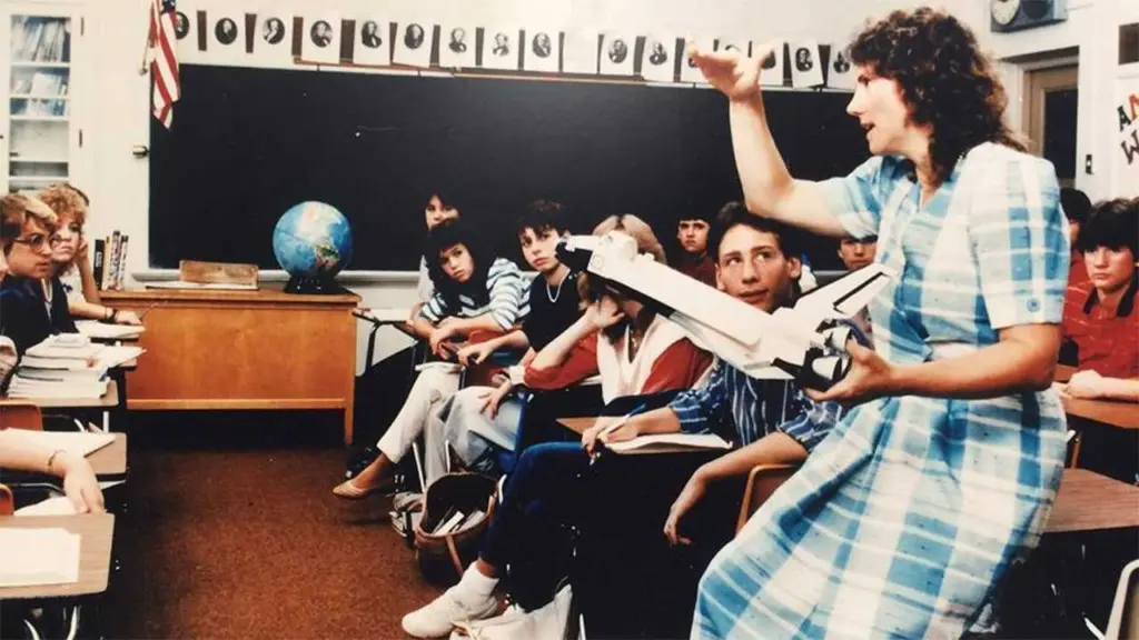christa-mcauliffe-teaching-class-6979697ea0a0a