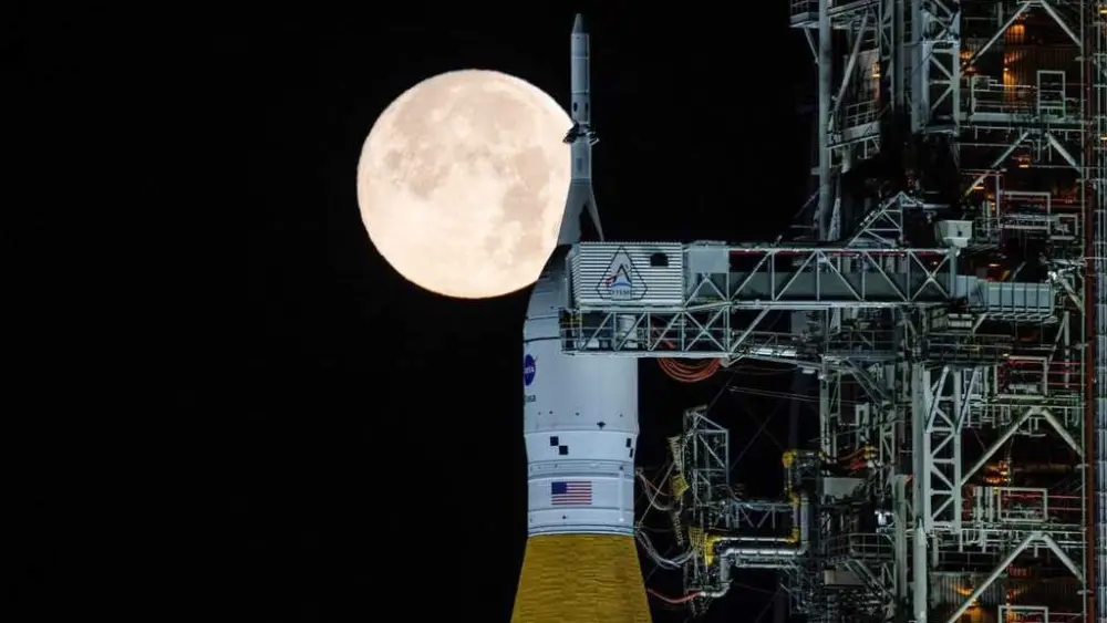 NASA hit by a fuel leak during a practice countdown of the moon rocket that will fly with astronauts