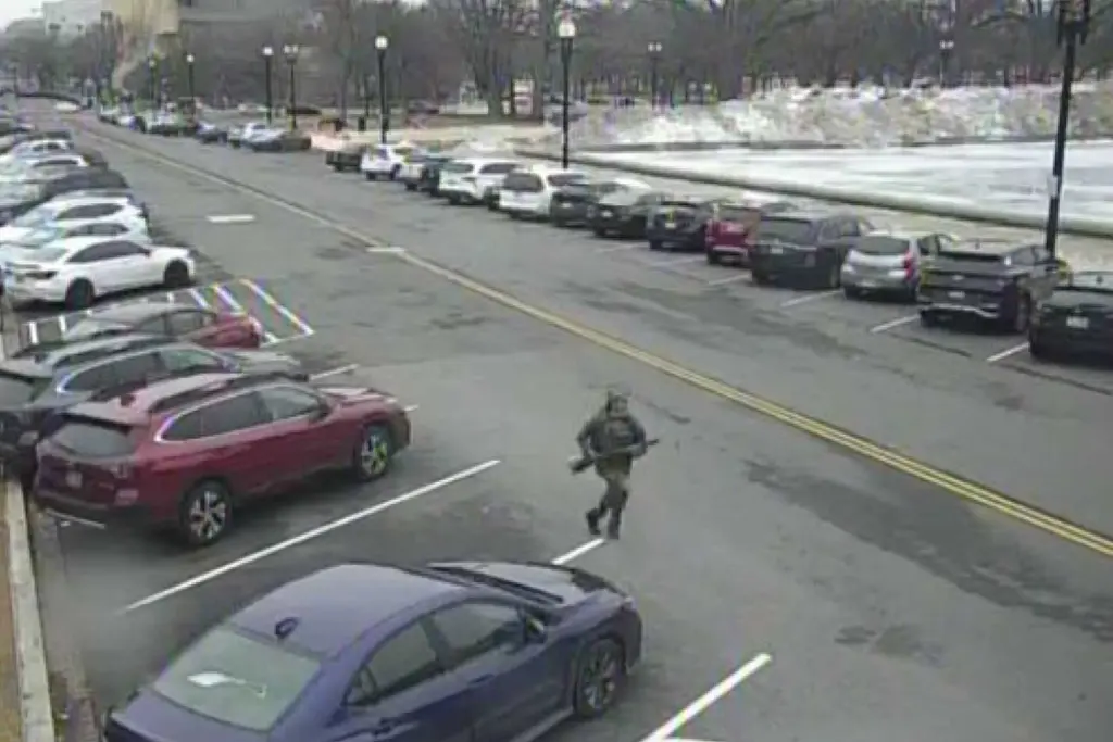 18-year-old charged after running toward US Capitol with loaded shotgun