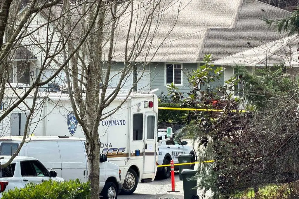 Suspect and 4 others are dead after stabbing near Tacoma, Washington, authorities say
