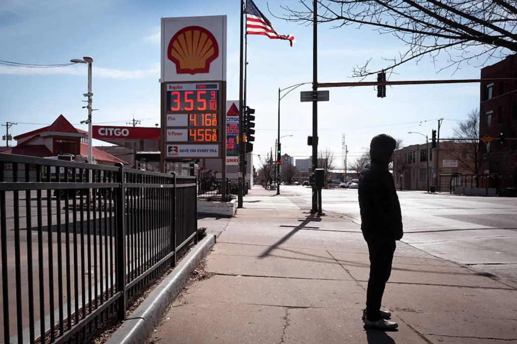 Average gas price rose 11 cents overnight as oil prices continue to spike