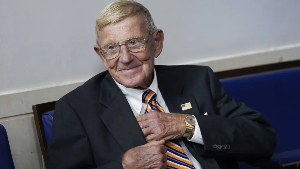Legendary college football coach Lou Holtz dies at 89