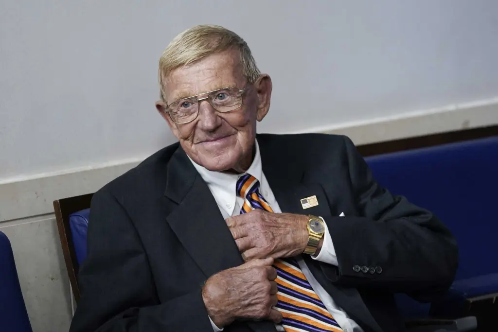 Legendary college football coach Lou Holtz dies at 89