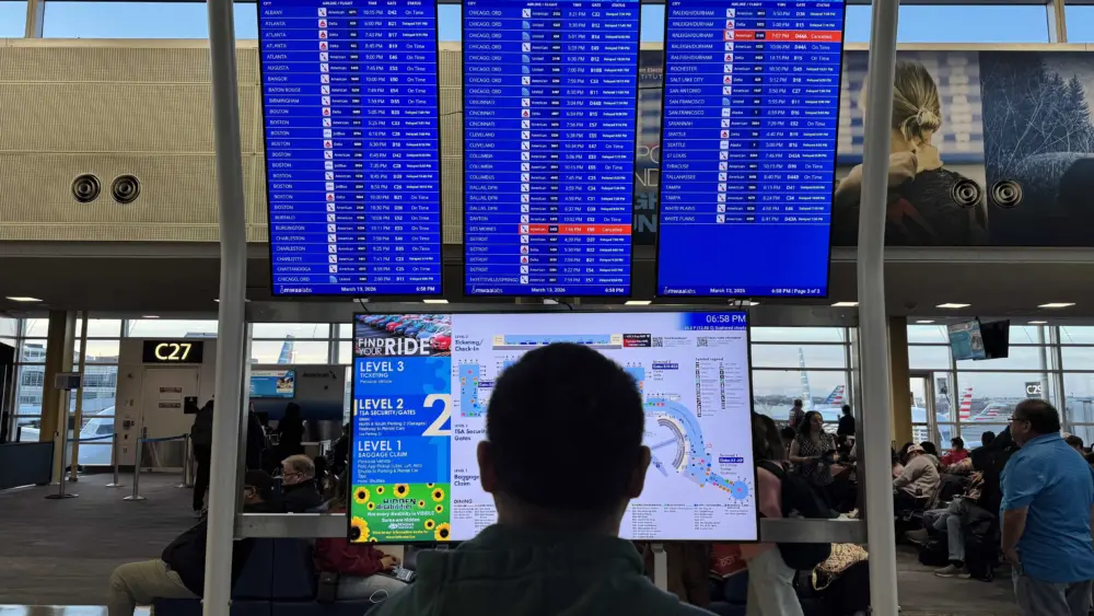 A strong chemical smell forces a 1-hour flight halt at 4 major DC-area airports