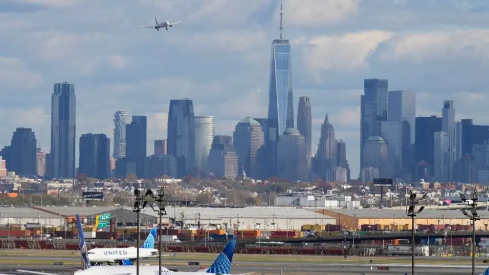 Burning smell forces Newark airport control tower evacuation, briefly halting flights