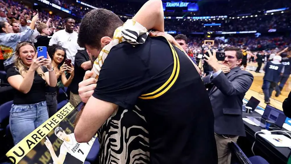 VIDEO: Iowa's Alvaro Folgueiras embraces mom after hitting game-winning 3