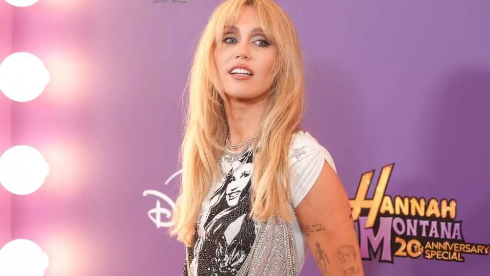 Now a true pop star, Miley Cyrus returns to her 'Hannah Montana' roots