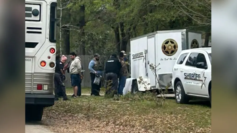 Video appears to show ICE detaining people during Jasper County operation